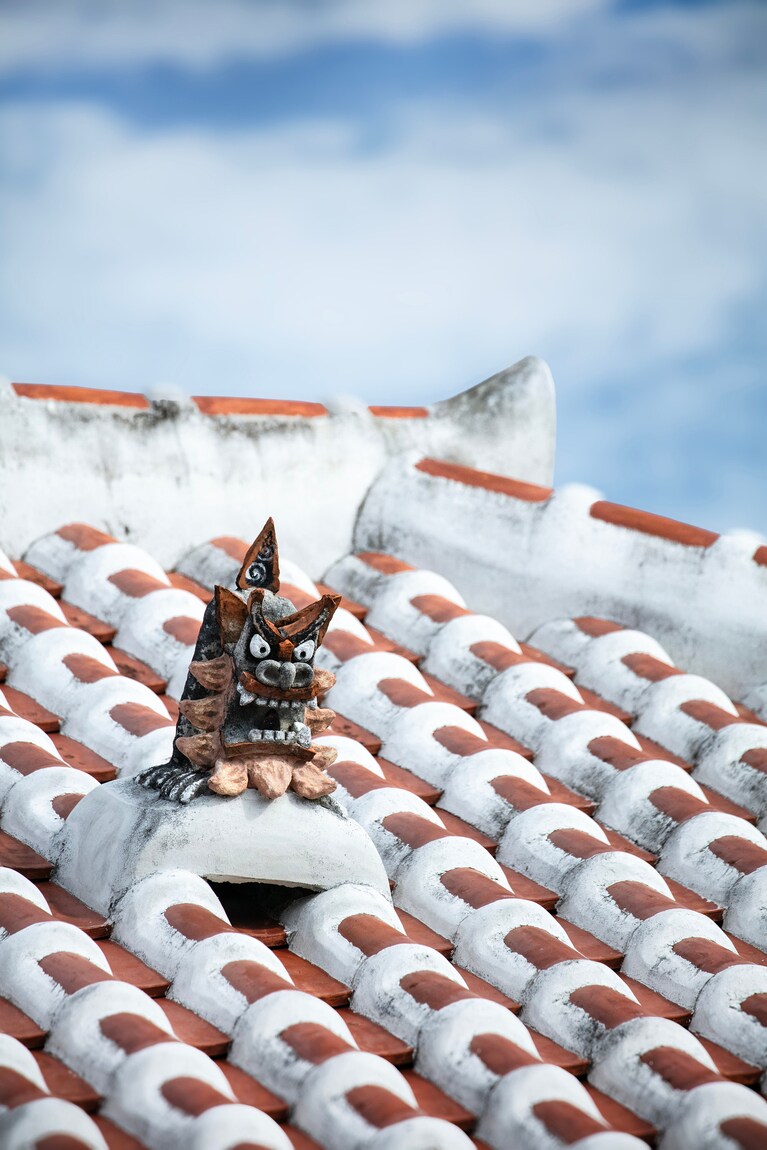 客室の屋根には、ひとつひとつ表情の異なるシーサーが。