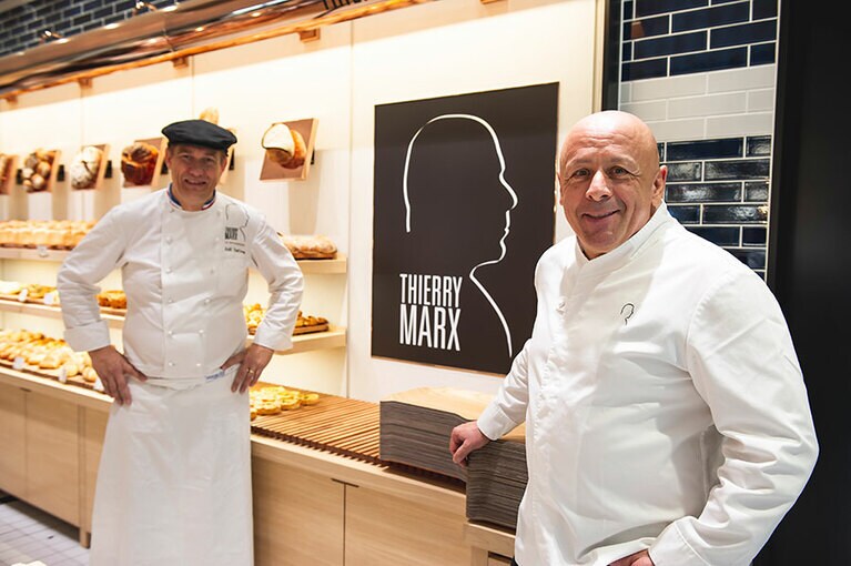 ティエリー氏(右)と、彼の右腕、M.O.F(フランス国家最優秀職人章)受賞のパン職人ジョエル・ドゥフィヴ氏(左)。