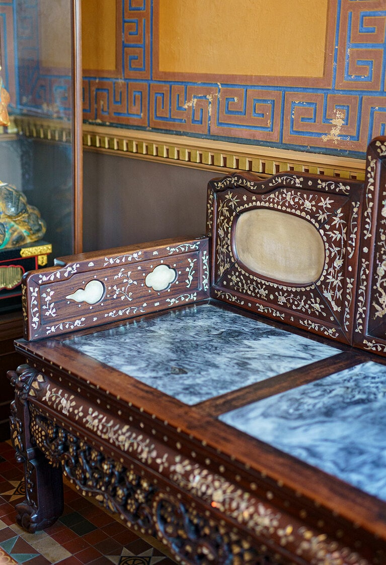 2階「喫煙の間」に置かれた大理石と螺鈿(らでん)細工の寝椅子。