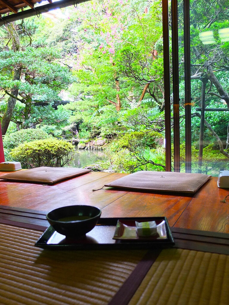 ［法師］宿に到着したら、お庭を眺めながら抹茶とお茶菓子で一服。