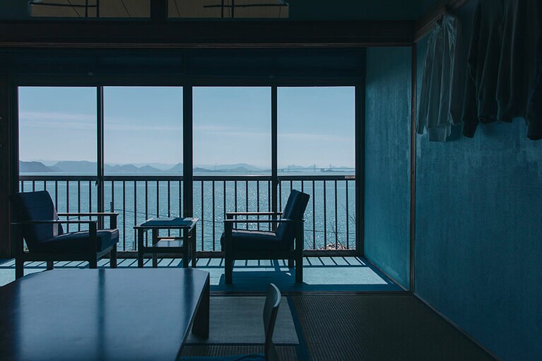 オーシャンビュウの客室の窓一面に広がる瀬戸内海にうっとり。