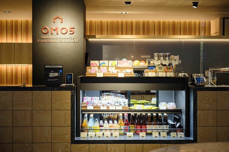 1階にある「OMOカフェ」のカウンターでは、スナックやアルコール類も購入できます。