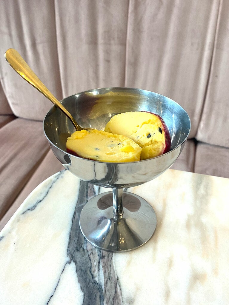 パリパリとしたタネの食感が残るパッションフルーツ（11ユーロ）。