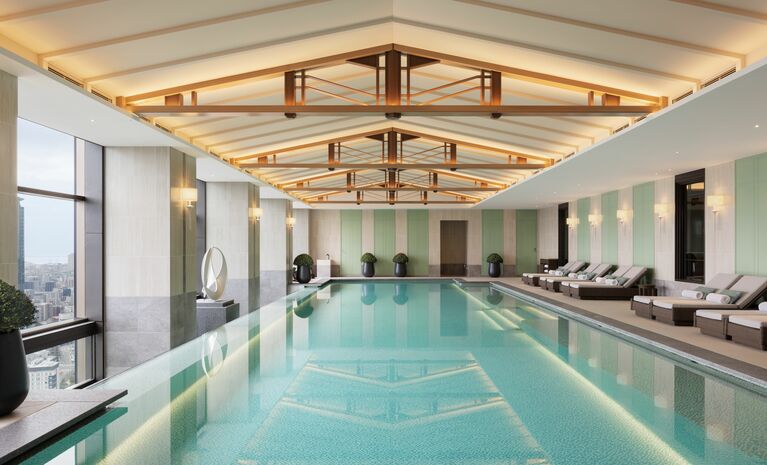 ホテル30階に位置する屋内プールからは、大阪湾が一望のもと。モザイクタイルの床のグラデーションが日光に反射し、柔らかで上質な空気感を演出するオアシスのような空間。