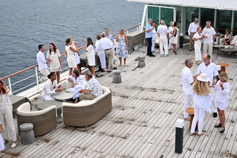 ドレスコードが“白”のホワイトナイト。さすが皆さん、おしゃれです。