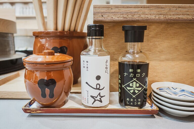 机上に並ぶ調味料。「よしなに、」(中央)、「中六醸造元のあまくちしょうゆ」(右)