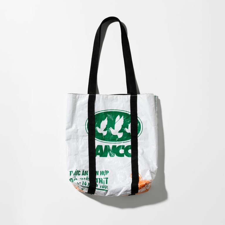 ハノイ商店のリメイクトート／約160,000VND（※編集部調べ、時期によって異なる場合があります）