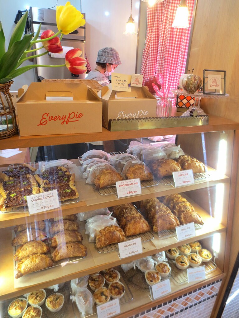 店内。焼きたてを楽しみに訪れる近所の客も。