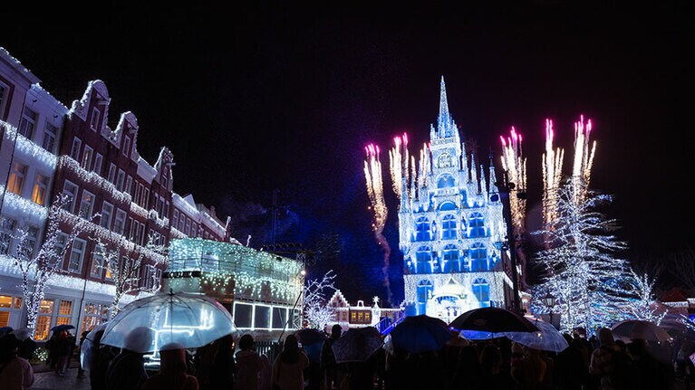 パイロと呼ばれる花火の演出も、白銀の世界を彩る。