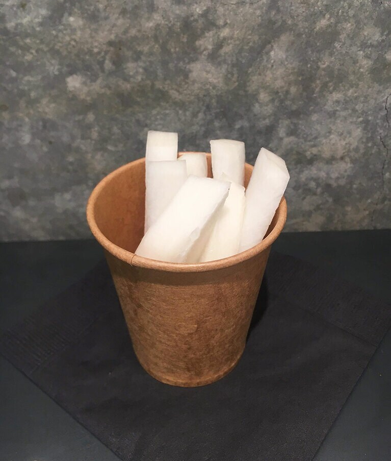 スティック状に切った大根。