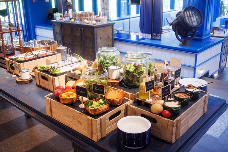 タイ料理と西洋料理のバラエティ豊かな朝食ビュッフェを楽しめるオールデイダイニング「Somyingʼs Kitchen」。