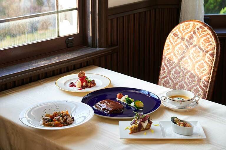 【山手十番館】シェフズランチは、リピーターの多い看板メニュー「特製タンシチュー」を味わえるフルコース 5,720円(写真)。肉か魚のメインを1品選ぶセレクションランチは3,080円〜。