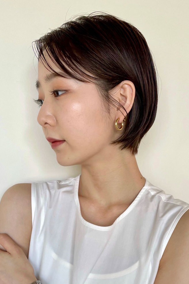 コンパクトなツヤやか大人ショート。