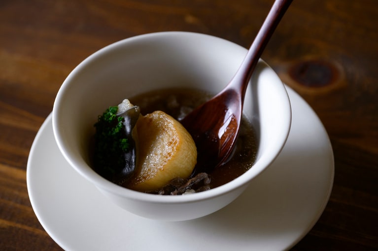 「スッポンと月の輪熊のスープ」。スッポンは南魚沼市の生産者、りんごあめなすは三条市の佐藤大農園より。