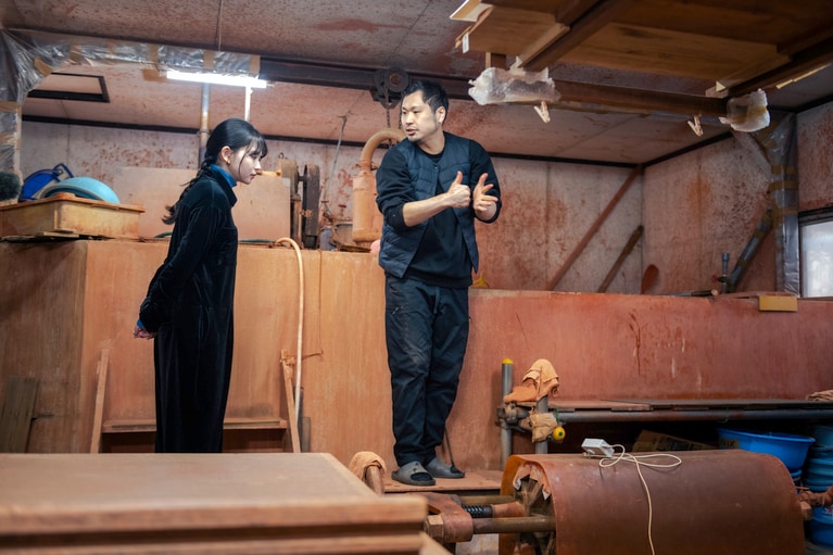 工房の中は赤土で朱色に染まっている。