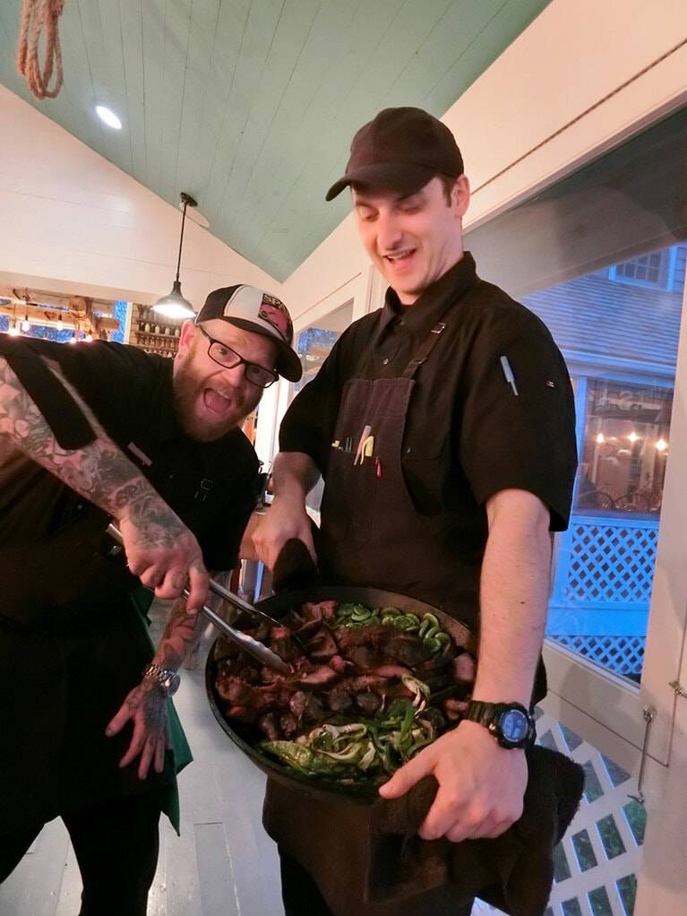 シェフたちが「お代わりはどう？　もっと食べて！」と大皿で配り歩く。