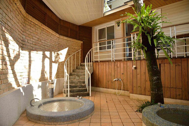 こちらは、2階建てスタイルのヴィラで、上階にテラスと客室、温泉は庭のような感じで専用の露天風呂になっている。