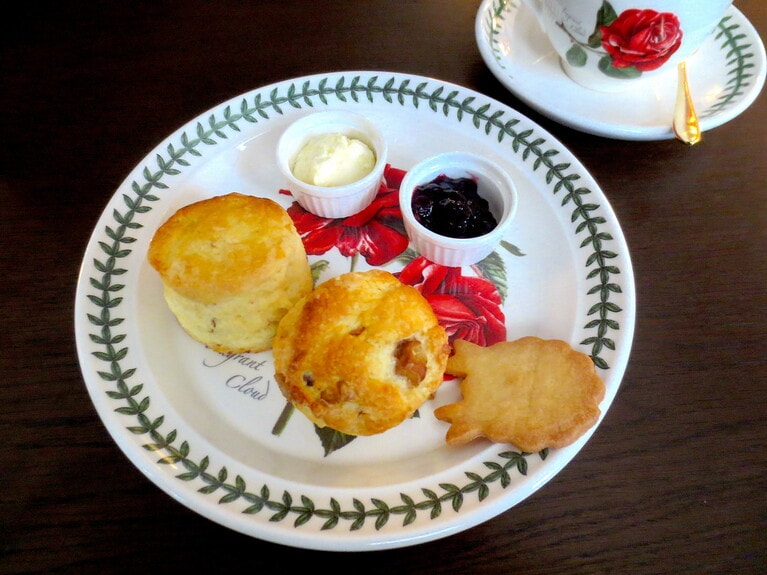 「スコーン」は2個オーダーすると、クロテッドクリームとジャム付きに。