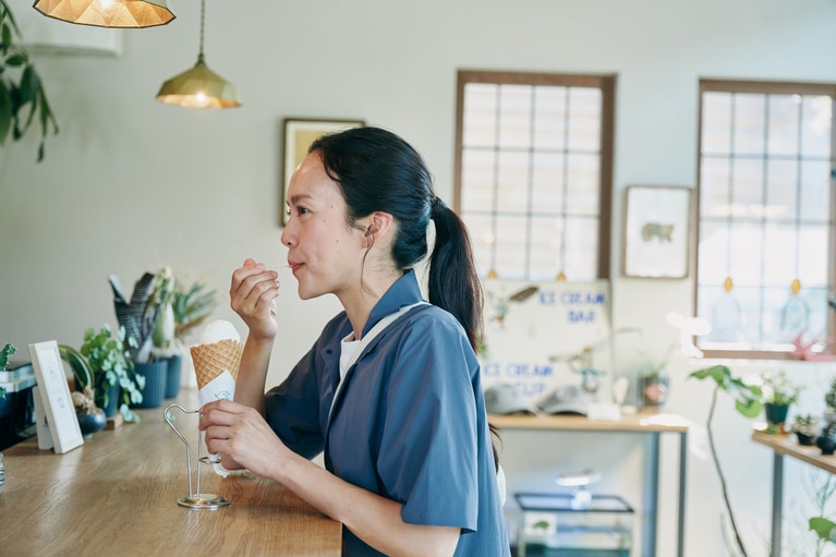 美しく盛り付けられたジェラートを受け取り、店内の落ち着いたイートインスペースで、さっそく一口。