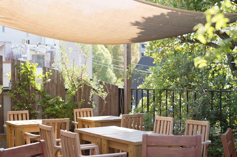 都心にいることを忘れてしまいそうな緑に包まれたテラス席。