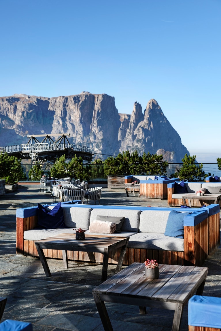 眺めの良いテラスでのんびり過ごすという贅沢。そのお供にしたいハーブティーは20種類以上。