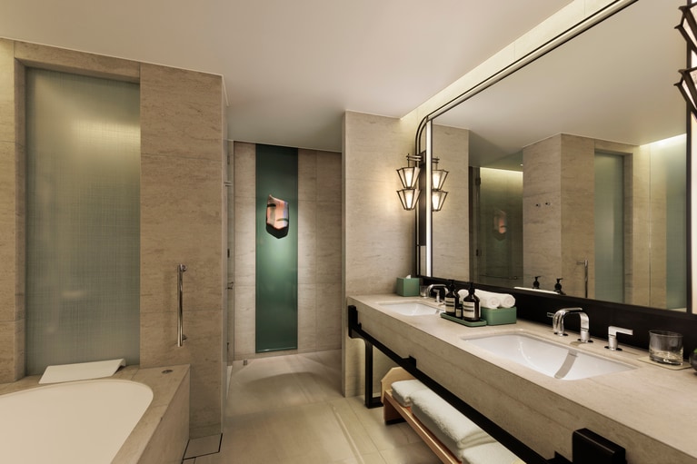 客室の一例「プレミアルーム」のバスルーム。ちなみに現在のホテルでは通常仕様となっている客室内のバスルーム、24時間のルームサービス提供などは、「ウォルドーフ・アストリア」で生まれた。