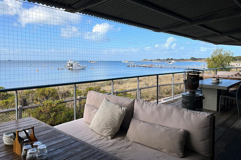 トムソン湾を望むイタリア料理のレストラン「イソラ・バー・エ・チボ」（https://isolabarecibo.com.au/）