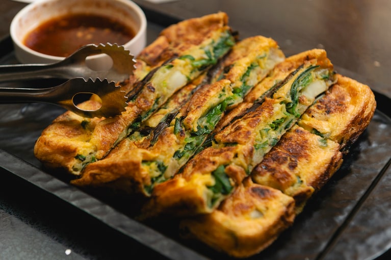 モチモチ生地の「海鮮チヂミ」1,380円。