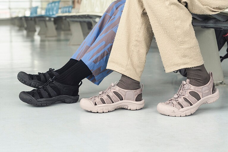 快適な歩行をアッパーには水や汚れに強いポリエステル素材を使用。ウォッシャブルで手入れも簡単な水陸両用サンダル。ニューポート エイチツー  左：Triple Black、右：Monochrome/Fawn 15,400円、ソックス／スタイリスト私物