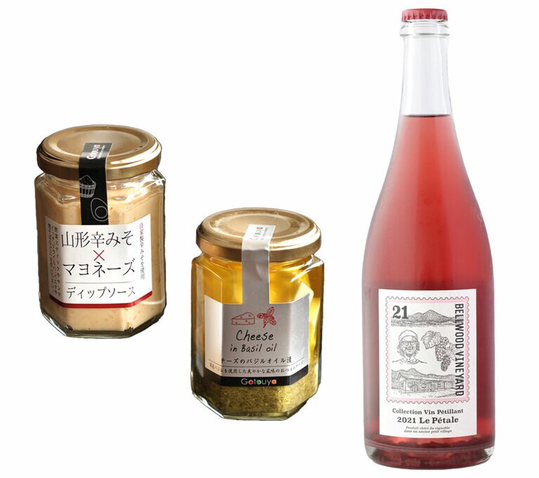 左から、ワインに合う「山形辛みそ×マヨネーズディップソース 120g」540円、「チーズのバジルオイル漬け 130g」864円。上山市の黒ブドウを使った「2021ル・ペタル(コレクション ヴァン ペティアン) 750mL」2,420円。