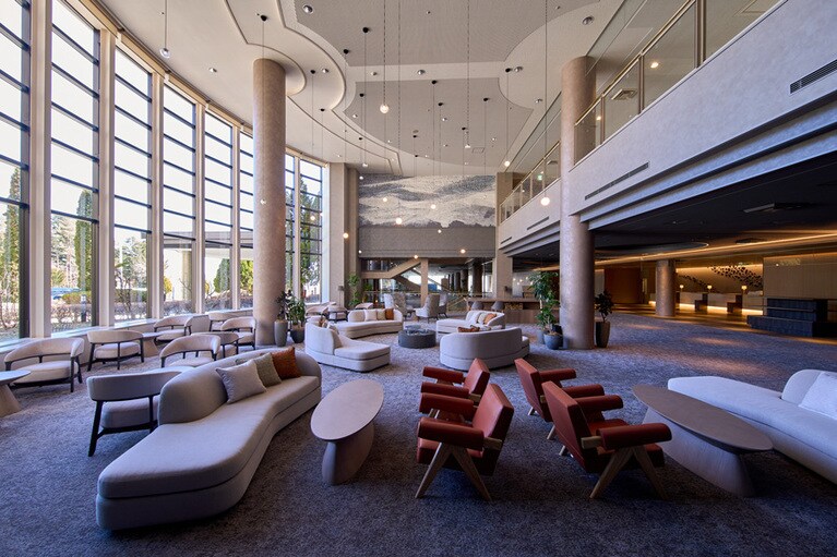 グランドメルキュール八ヶ岳リゾート＆スパのゆったりとしたラウンジ。オールインクルーシブなので、ドリンクなどをお好きなだけ……。