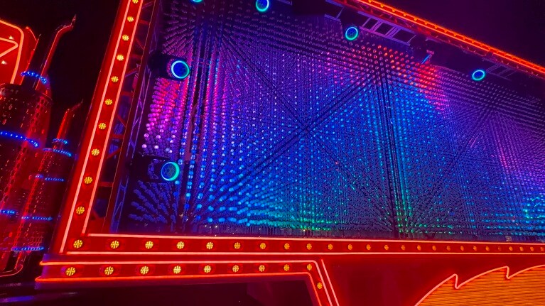 トラックの側面が画面になっている