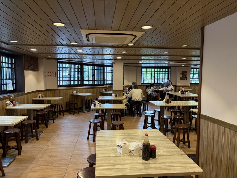 テーブルには調味料が用意されているので、好みに合わせて味の変化を楽しんでください。