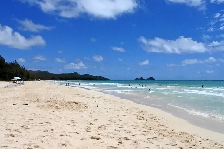 海に向かって左に見えるのが、2つの島からなるモクルア島。
