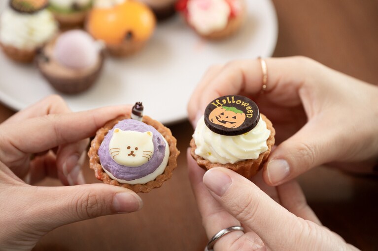 左はジャージークリームに紫いものクリームを絞った〈紫いも〉。右は生クリームがたっぷりの〈北海道生クリーム〉。