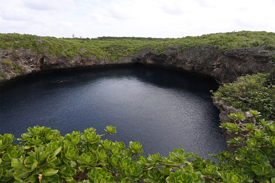 下地島の「通り池」は、海水と淡水が混ざり合うケモクライン現象が体験できる、宮古諸島を代表するダイビングスポット。