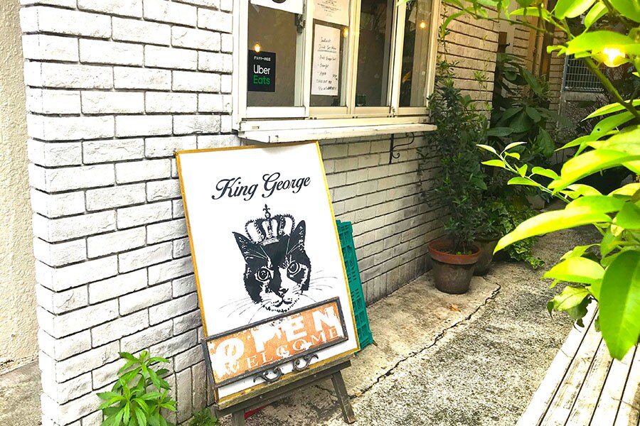 八幡通り沿いにあるお店はキャラクターの猫の看板が目印。