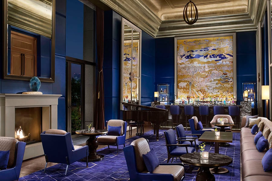 気品が漂うブルーの空間。カウンター後ろの壁画には、よく見るとセント レジス ホテル 大阪も描かれています。
