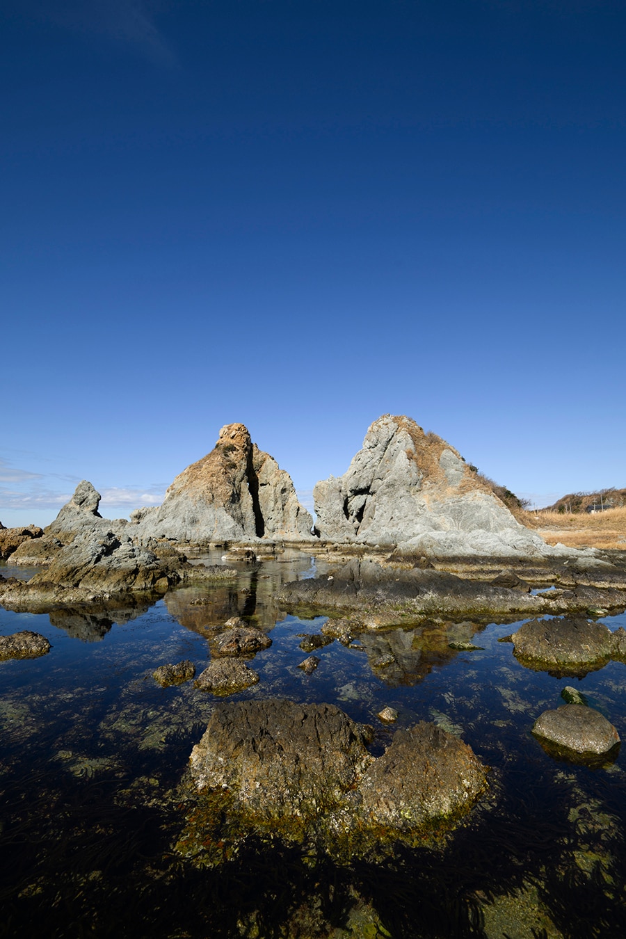「古事記」の国生み神話に由来するとされる大きな2つの岩七浦海岸のシンボル「夫婦岩」。