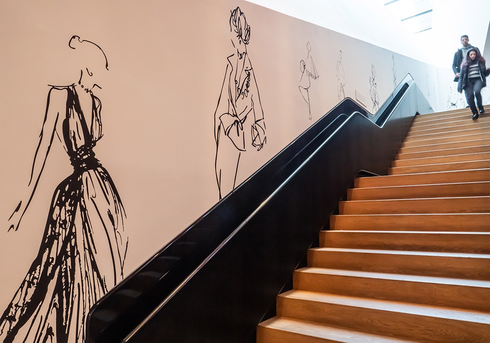 エキシビション会場に向かう階段部分にもデザイン画があしらわれている。