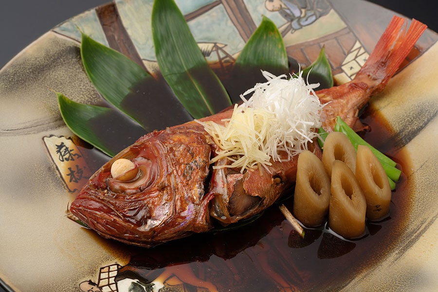 夕食の献立の一例、⾦⽬鯛の煮つけ。