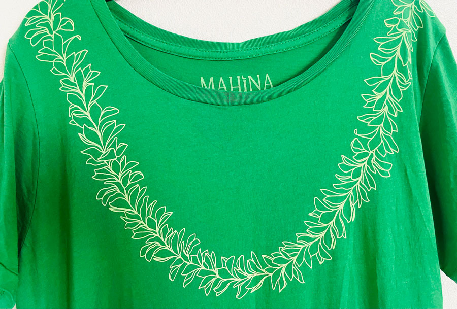 マヒナ・メイドと言えば、このレイが胸元にあしらわれたTシャツが人気。