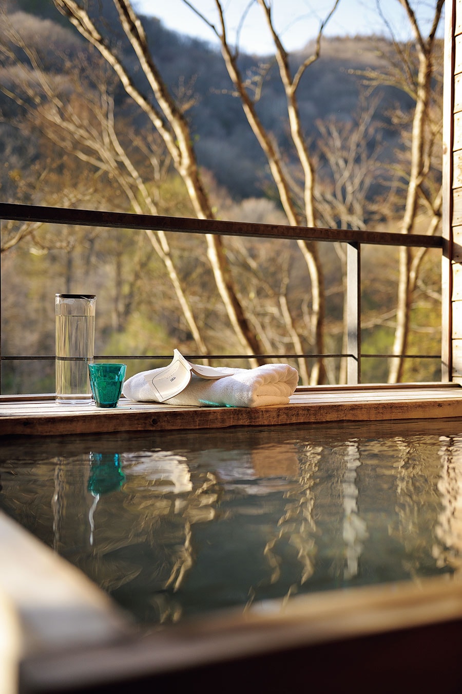 「星野リゾート 奥入瀬渓流ホテル」の露天風呂テラス付客室。時間の移ろいを堪能できるのも連泊の醍醐味。
