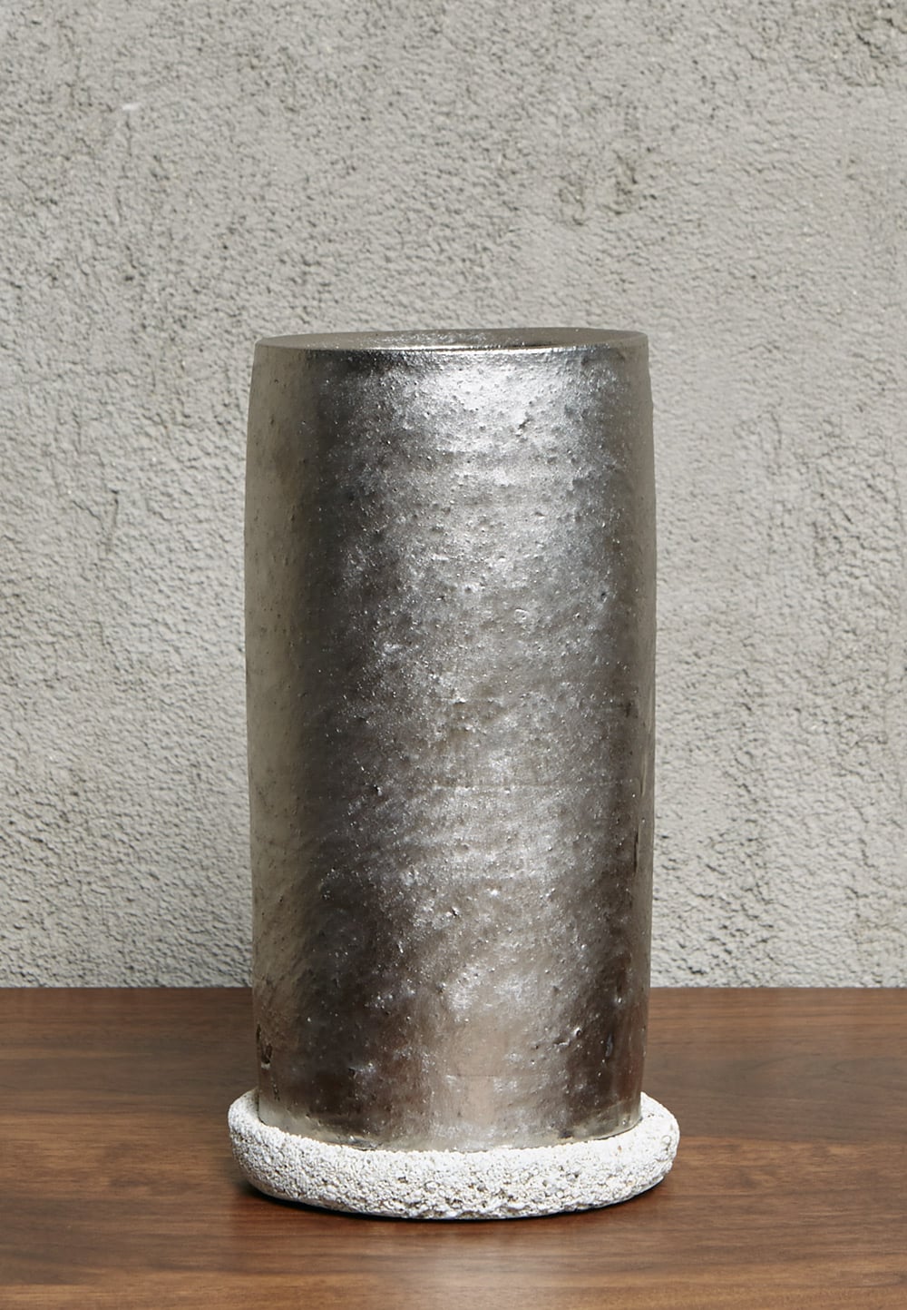 瀬戸や唐津でも修業を積んだ陶芸家マティアス・カイザーによる花瓶。1,200ポンド。