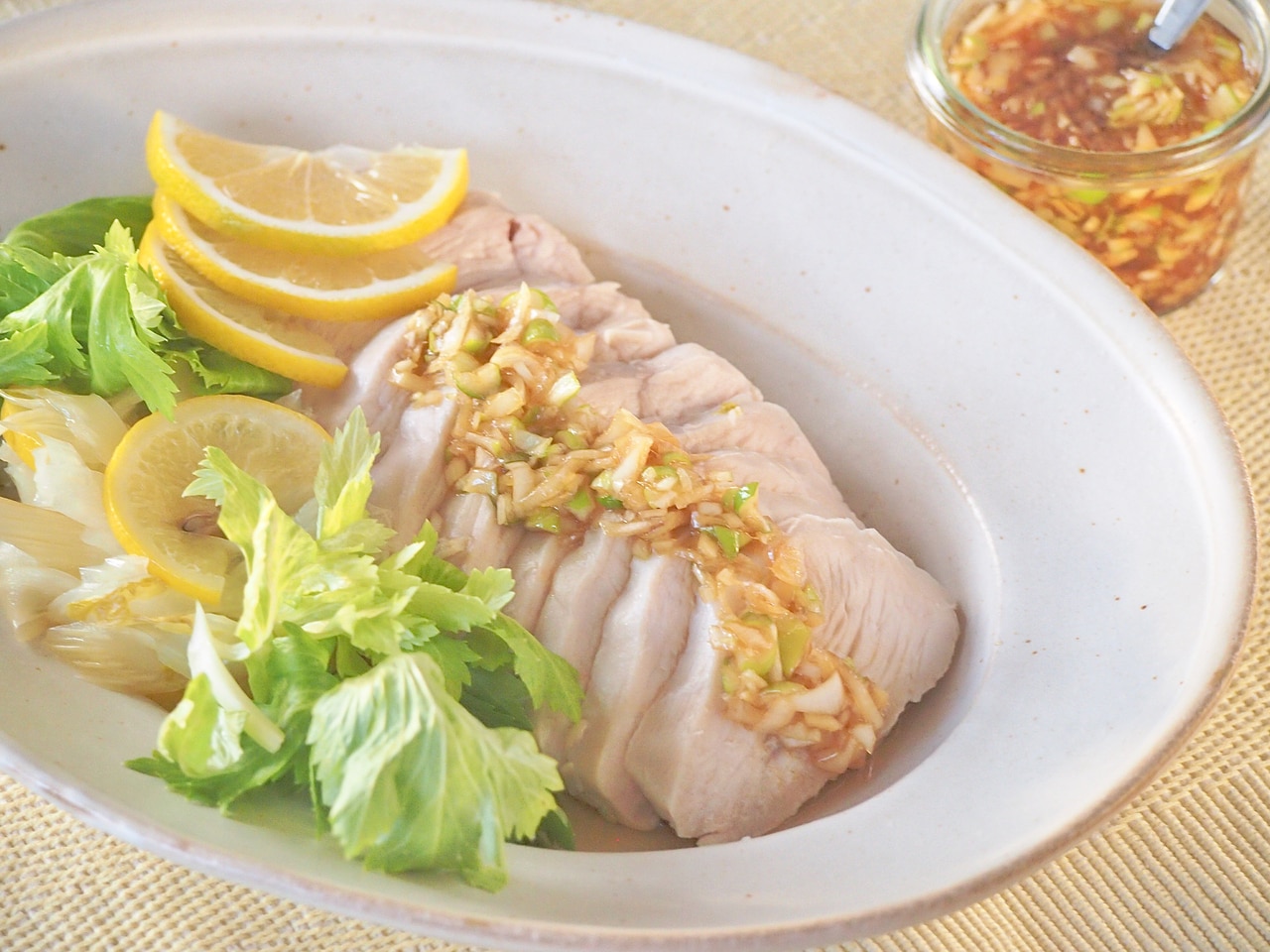 レモン蒸し鶏の香味ソース。