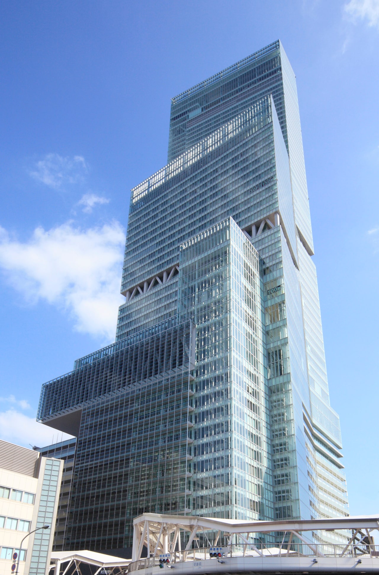 開業は2014年。大阪阿部野橋駅や天王寺駅各線と直結している。