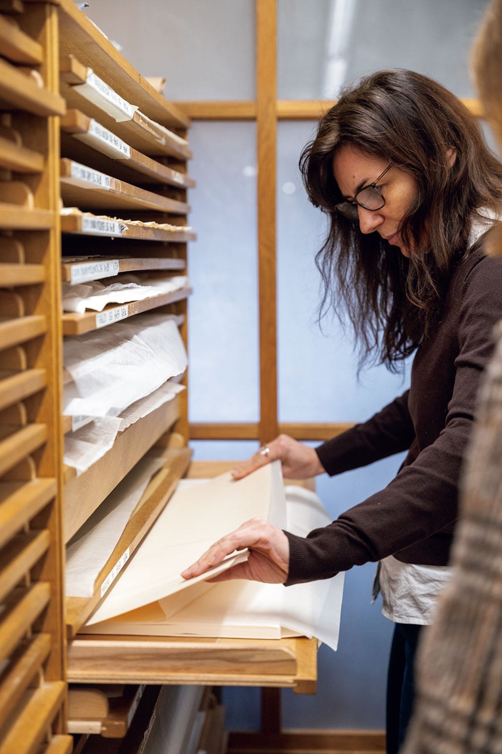 「アーティストとの対話が知識を豊かにする」と語るソフィー氏。専門スタッフが世界中の紙から最適な一枚を提案。