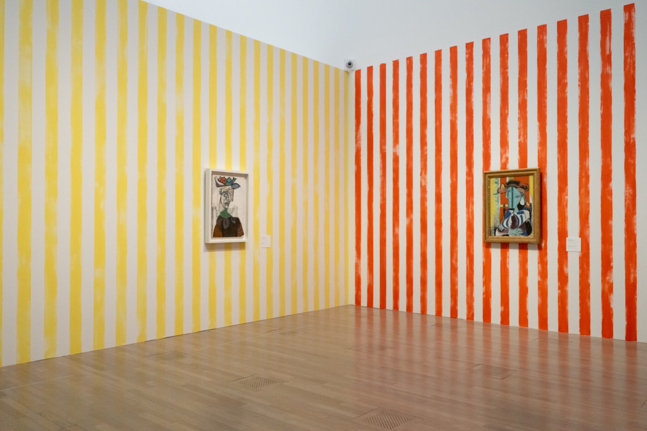 「ピカソ meets ポール・スミス 遊び心の冒険へ」 国立新美術館 2026年 展示風景。