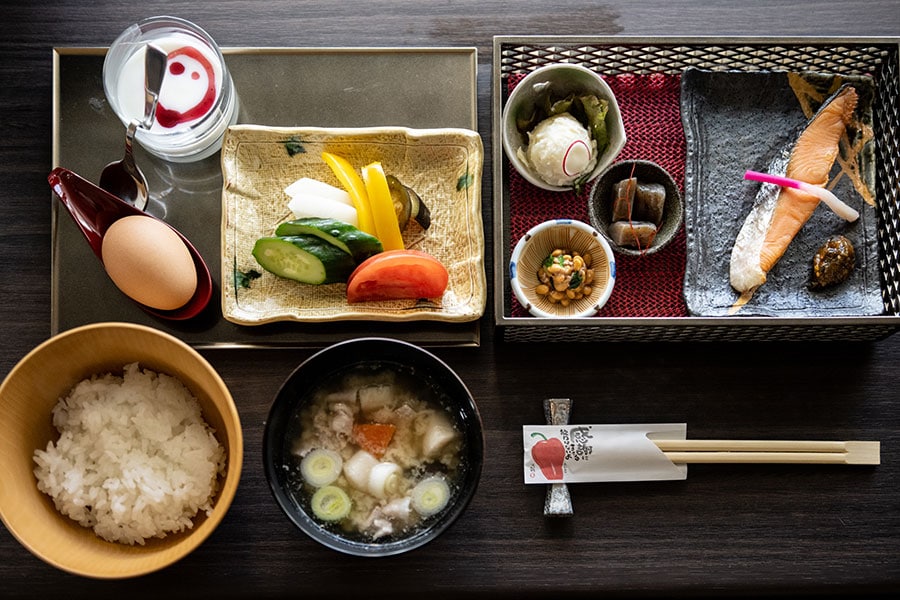 土鍋で炊き上げる 岩手県産ひとめぼれ 群馬県産赤玉子を使った たまごかけご飯専用出汁醤油で 豚汁（鉄鍋にて）、地場野菜のぬか漬け、鯖味醂干し 出汁巻き卵 はじかみ、にらとそぼろの納豆和え、蒟蒻の金平、ポテトサラダ、ヨーグルト ローズヒップとミックスベリーのソースで。