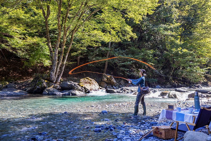 フライフィッシングを楽しむ鹿留川は、富士山の北麓を流れる桂川水系で、全国でも珍しい湧き水が流れている。渓谷の涼しい風を受けながら清き流れにフライをキャストしていると、心がさっぱりする。